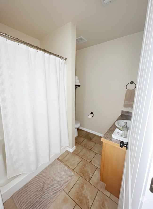 Building Photo - Close to school/Neighborhood surrounded by trees/Cozy