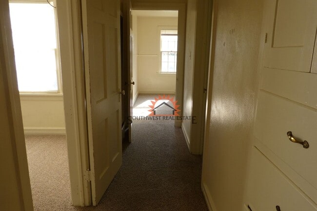 Building Photo - Charming historic 2 bedroom 1 bathroom house