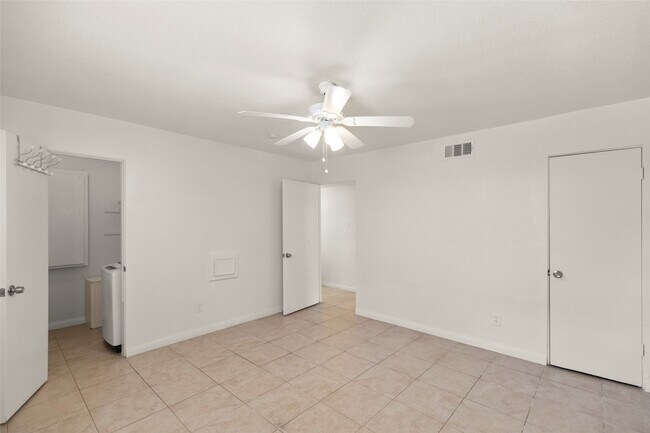 Building Photo - 2229 Mimosa Dr