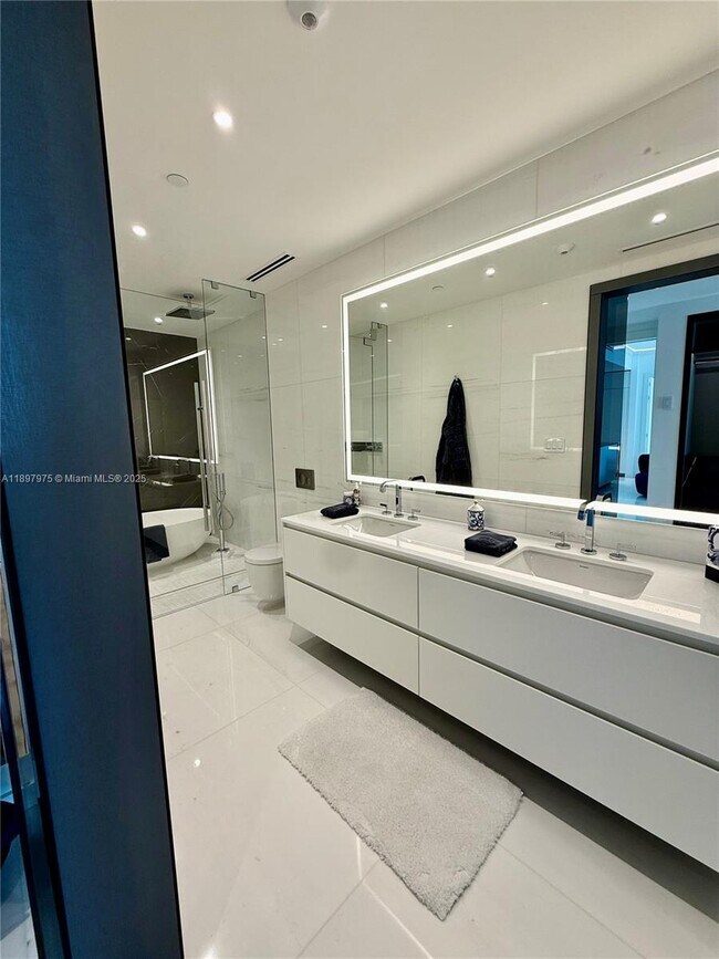 Building Photo - 300 Biscayne Blvd Way