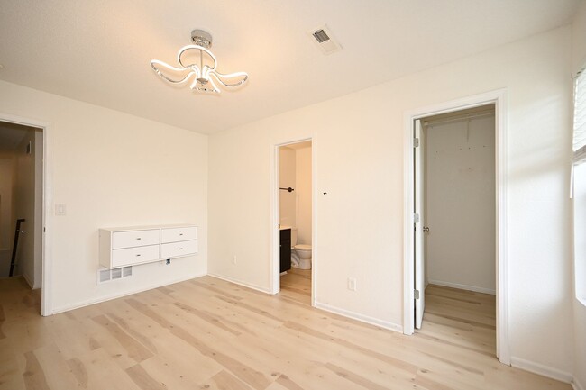 Building Photo - Nice 2 bedroom, 2.5 bath Townhouse with ba...