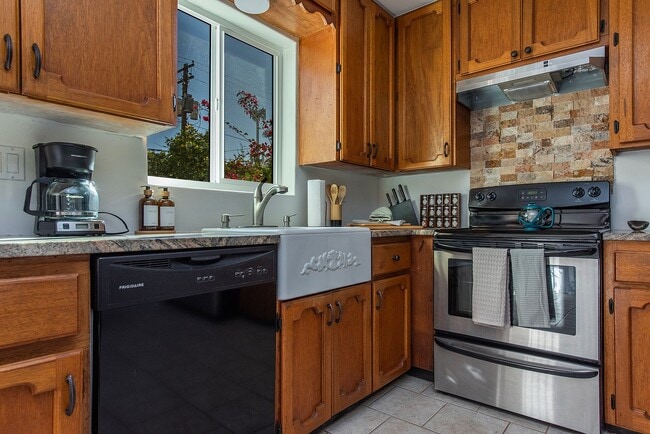 Building Photo - 3526 N Santa Rita Ave