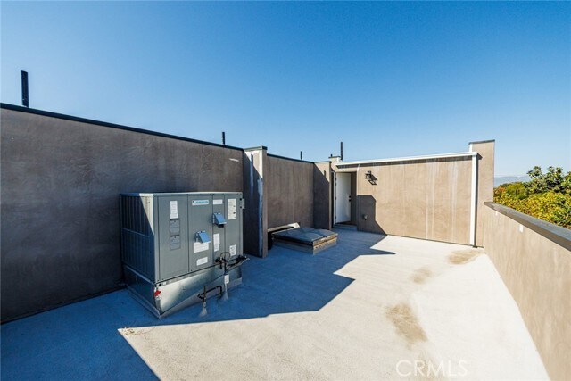 Building Photo - 14944 Moorpark St