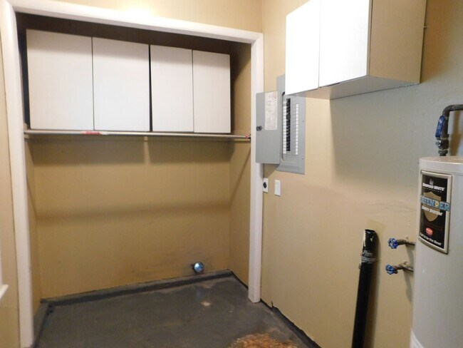 Building Photo - Beautifully remodeled 3 bedroom/1 bath hom...
