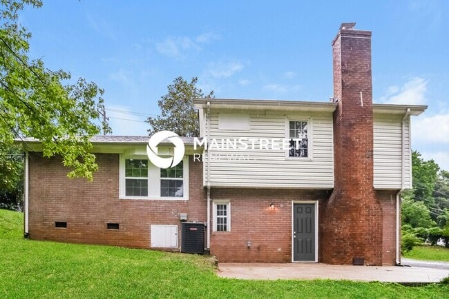 Building Photo - 4 Bedroom Pet-Friendly Home in Charlotte, NC with Main Street Renewal