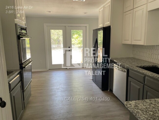 Building Photo - Charming 3/2 bedroom home ready for you to...