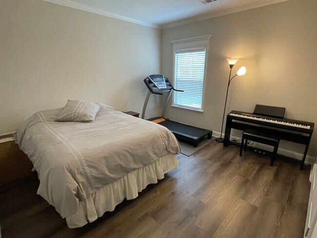 Building Photo - 819 Lost Grv Trl