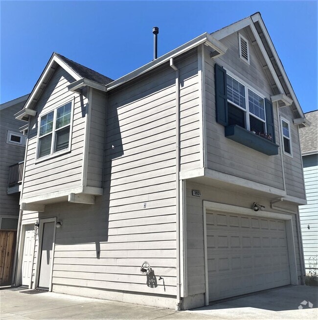 Building Photo - Nice Granny unit w/bedroom