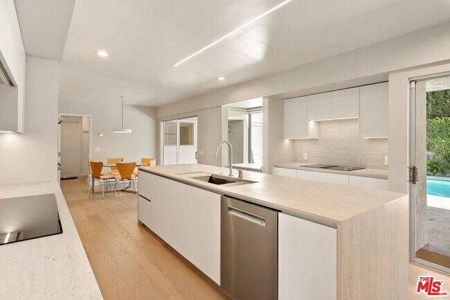 Building Photo - 650 N Tigertail Rd