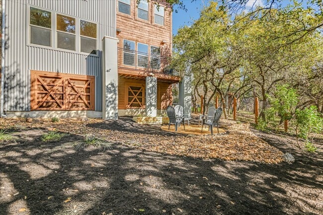 Building Photo - Lovely Hillside Condo on 2222