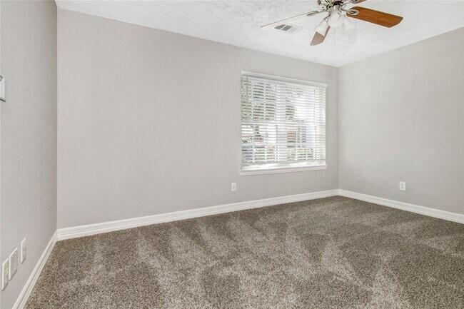 Building Photo - 2611 Desert Sage Dr