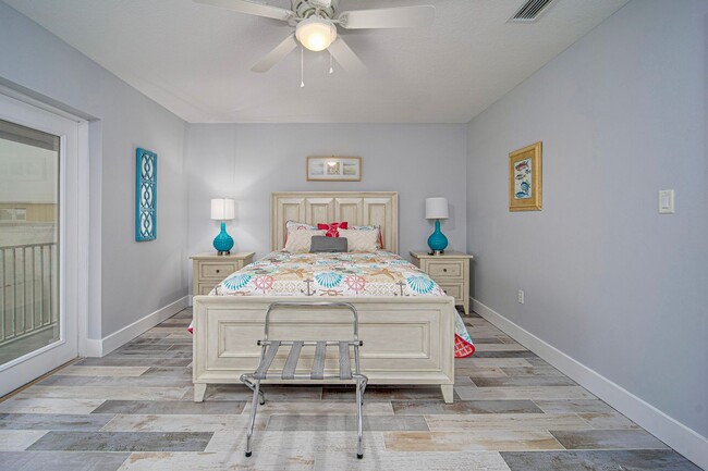 Building Photo - AVAILABLE MARCH 15TH 2026 -Downtown Flagler Beach Furnished 3 bedroom 1 bath!