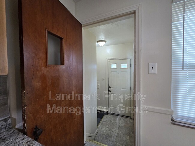 Building Photo - 15205 Maplewood Ave
