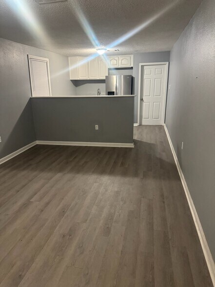 Building Photo - 516 S Hennessey St