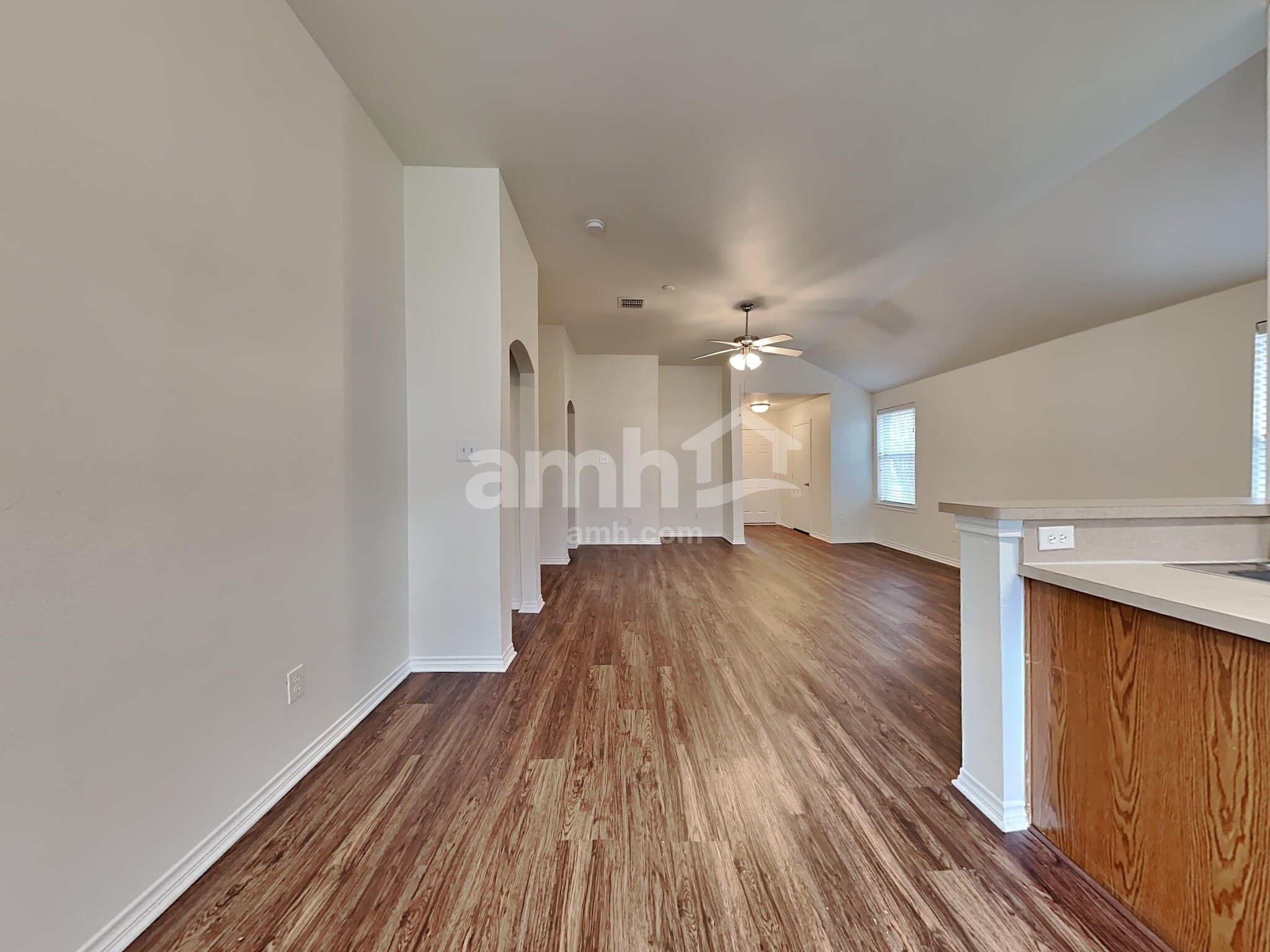 Building Photo - 3013 Lake Side Dr