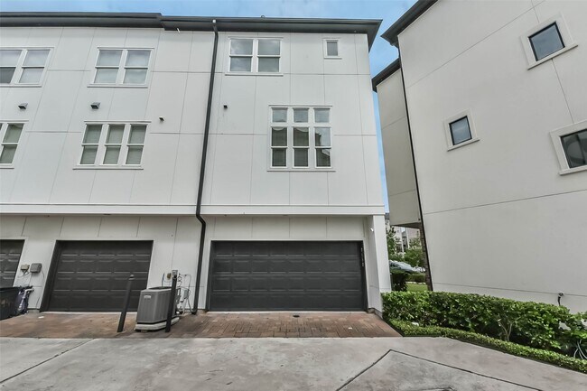 Building Photo - 9450 London Bridge Station