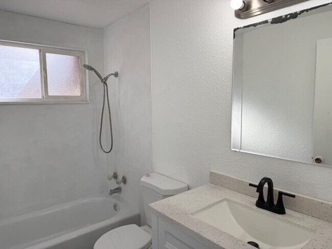 Building Photo - 5 bedroom home in Elko