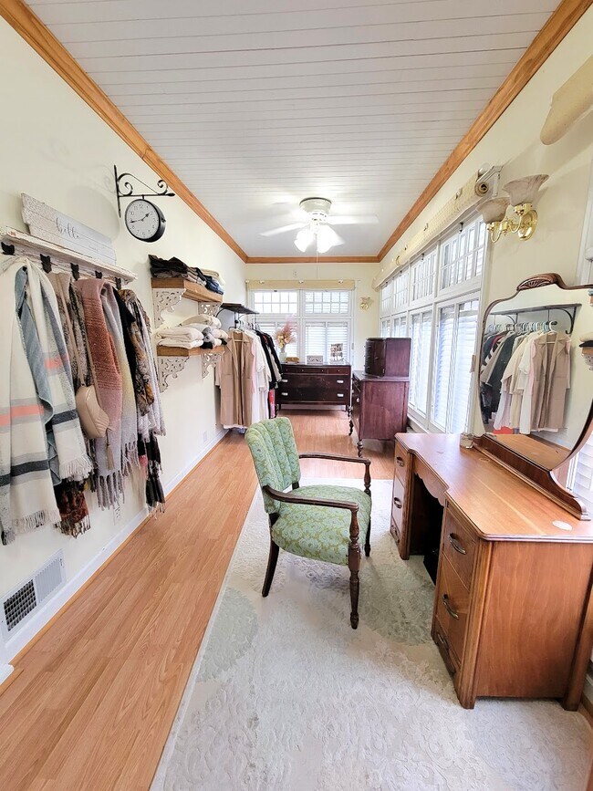 Master closet/sunroom - 615 N Lawe St