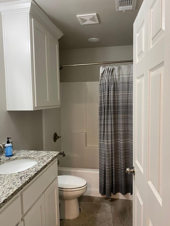 Building Photo - 525 N Chicago Ave