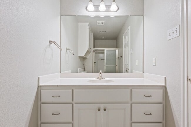 Building Photo - 3 Bedroom 3 Bath gated community in Baylor Bubble