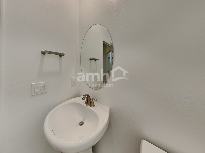 Building Photo - 658 W Bosal Dr