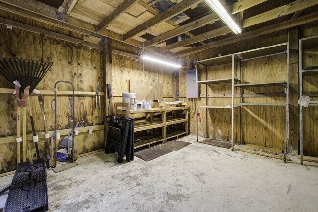 Building Photo - 221 Forest Cir