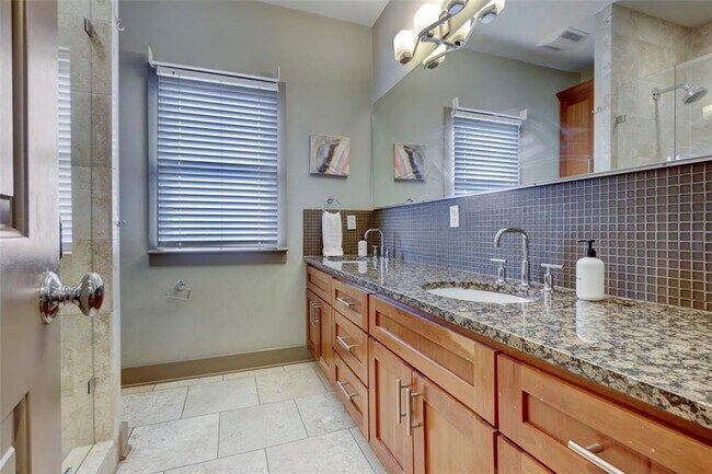 Building Photo - 602 W N Loop Blvd