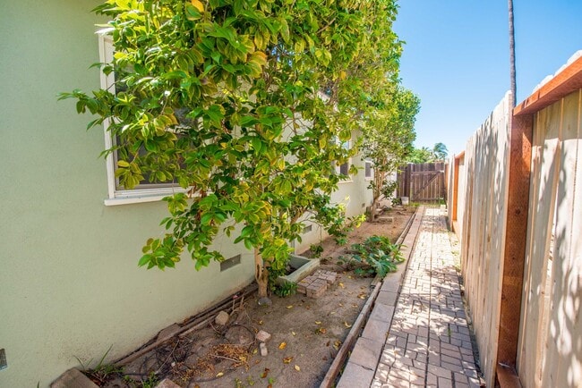 Building Photo - 20092 Bayview Ave