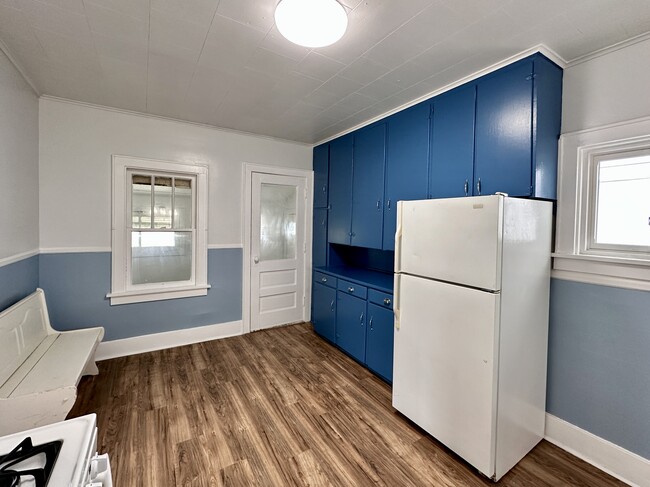 Building Photo - 810 W 2nd St