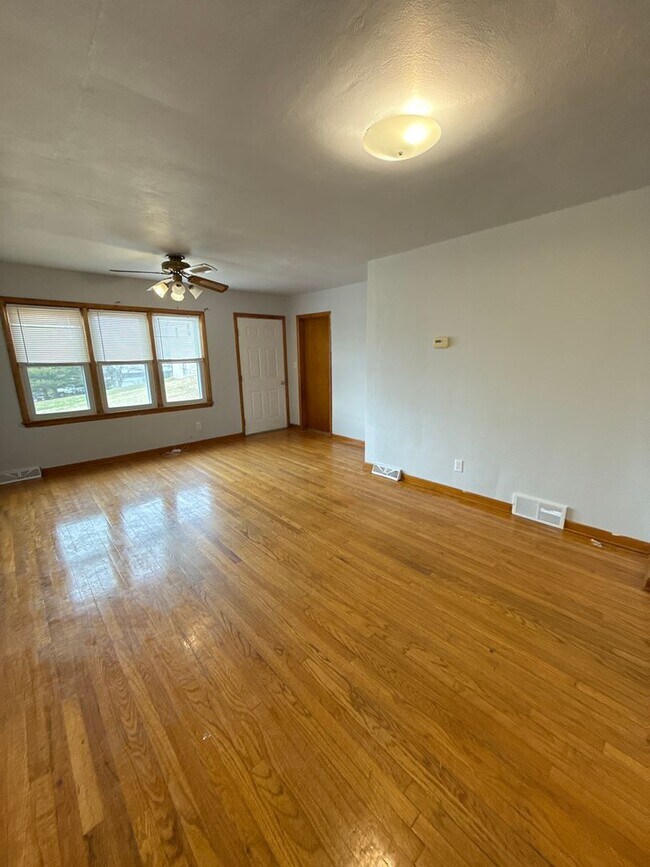 Building Photo - Charming 3 bedroom