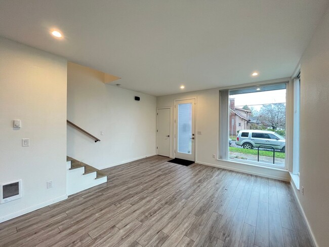 Building Photo - Beautiful 2Bed + 2.5Bath Modern Home Locat...