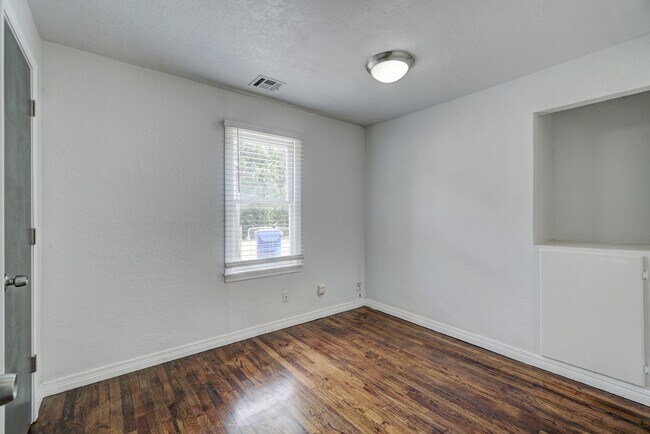 Building Photo - 712 Dakota St