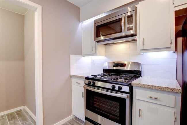 Building Photo - 1301 Thornridge Rd