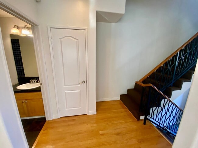 Building Photo - Spacious 4 Bed, 3 Bath Townhouse in Torran...