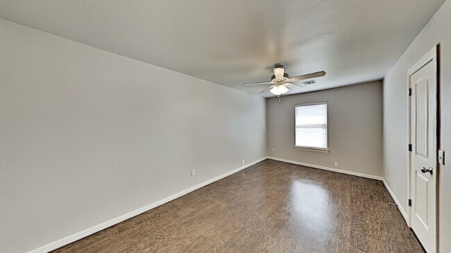 Building Photo - 2 Bedrooms, 1 Bathroom 1 Car Garage Close to Broadway Extension, a short distance from Edmond and...