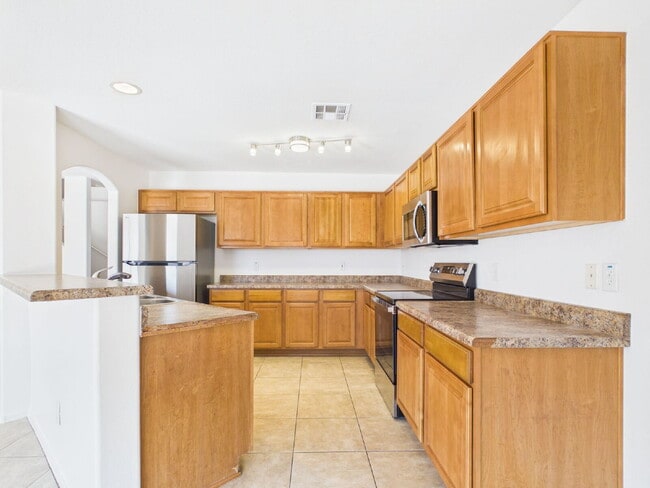Building Photo - Spacious Heartland Ranch Beauty