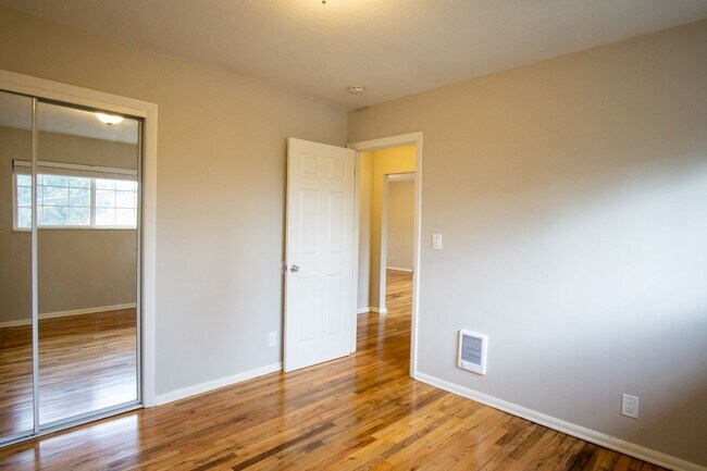 Building Photo - John's Landing Corner 2-Bedroom w/ Hardwoo...