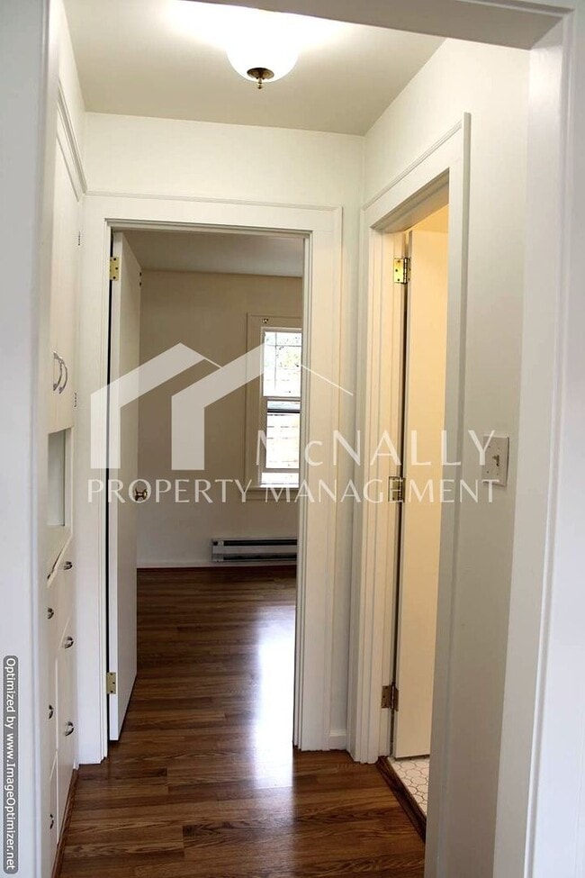 Building Photo - Bright 2 Bedroom 1 Bath Craftsman in Desir...