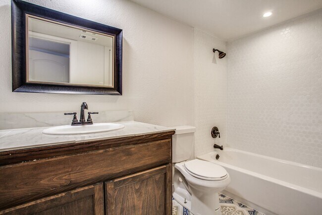 Building Photo - Creekside Condominumums Unit 33