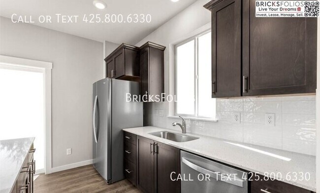 Building Photo - Inviting Home in Port Orchard with a Perfe...
