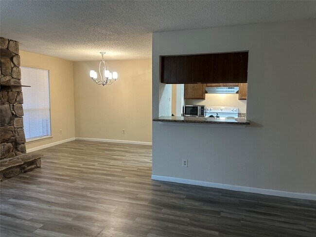 Building Photo - 17401 Red Oak Dr