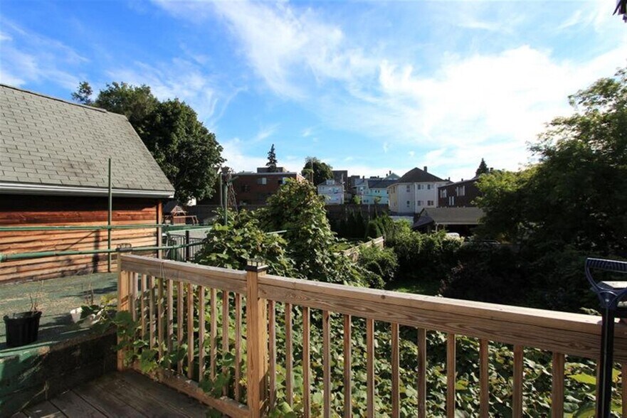 Building Photo - 569 Main St