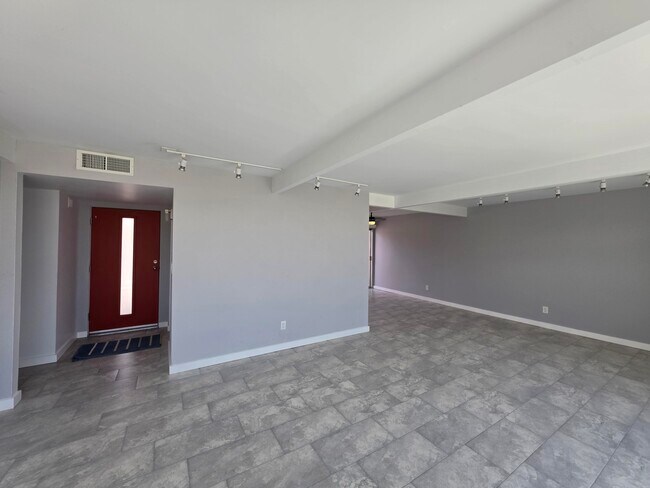 Building Photo - 735 E Louise Dr