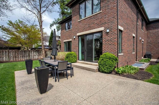 Building Photo - 25925 York Rd