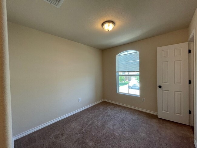 Building Photo - END UNIT Town home for rent