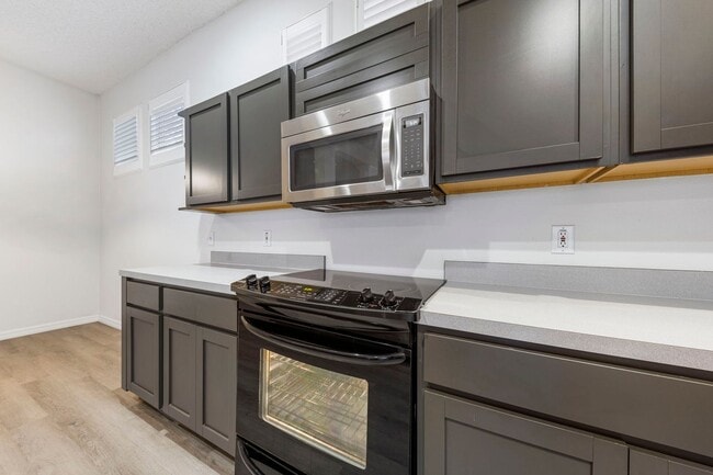 Building Photo - 834 Lake Evalyn Dr