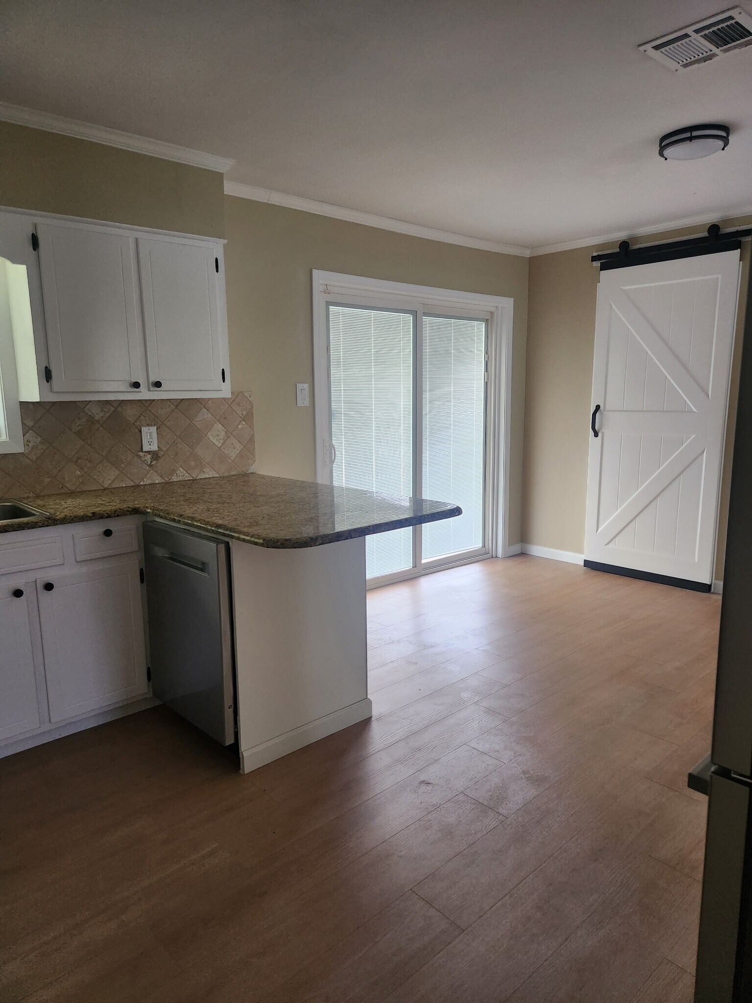 Kitchen - 211 Ellen Dr