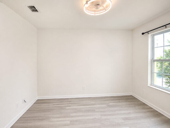 Building Photo - 140 Primrose Dr