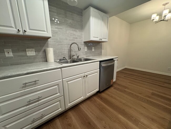 Building Photo - 2 Bedroom, 1 bath condo with washer/dryer, garage, parking, pool