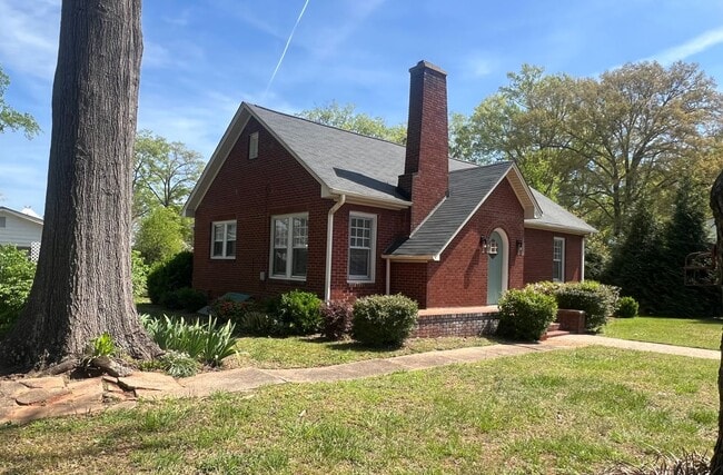 Building Photo - Historic Charm: walk to town